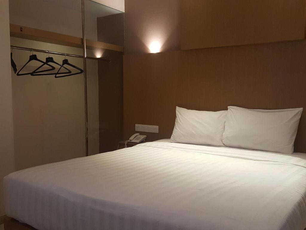 Kharisma Hotel Madiun Luaran gambar
