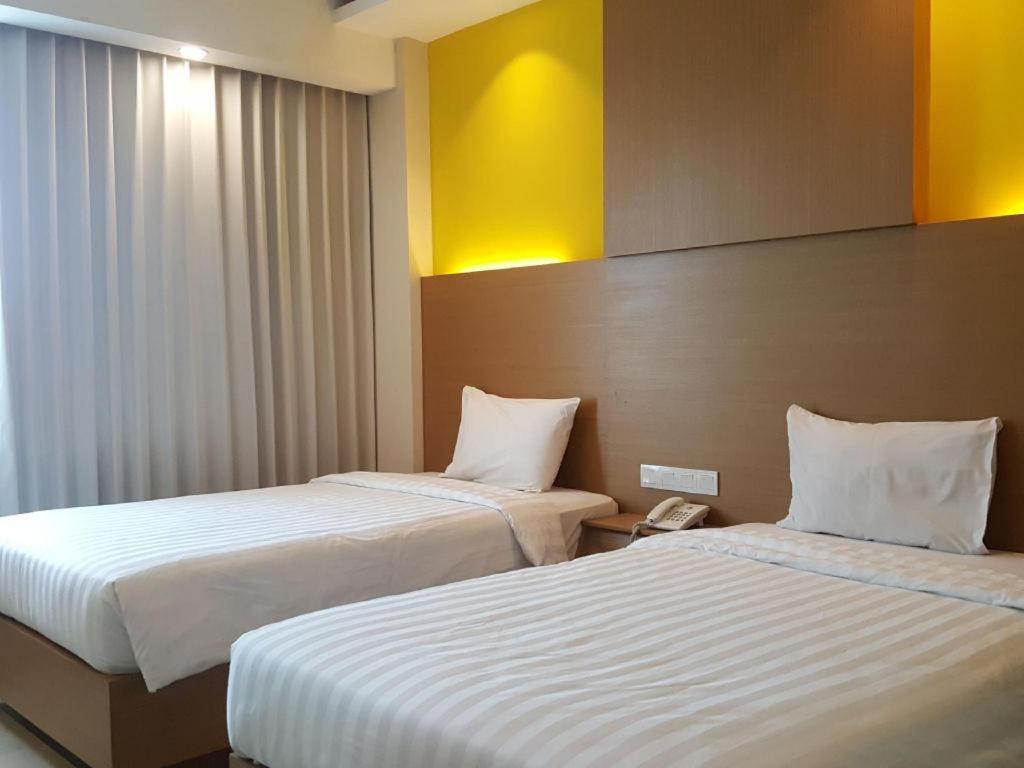 Kharisma Hotel Madiun Luaran gambar