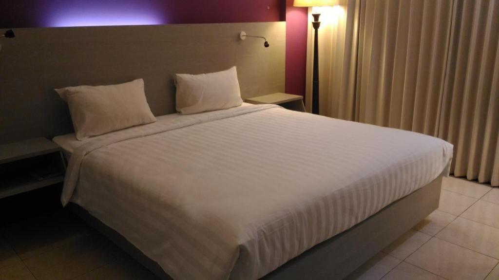 Kharisma Hotel Madiun Luaran gambar