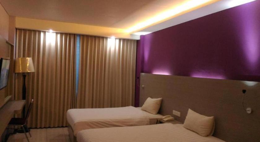 Kharisma Hotel Madiun Luaran gambar