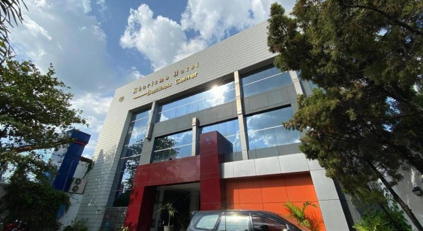 Kharisma Hotel Madiun Luaran gambar