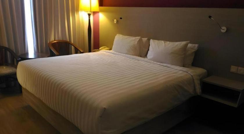 Kharisma Hotel Madiun Luaran gambar