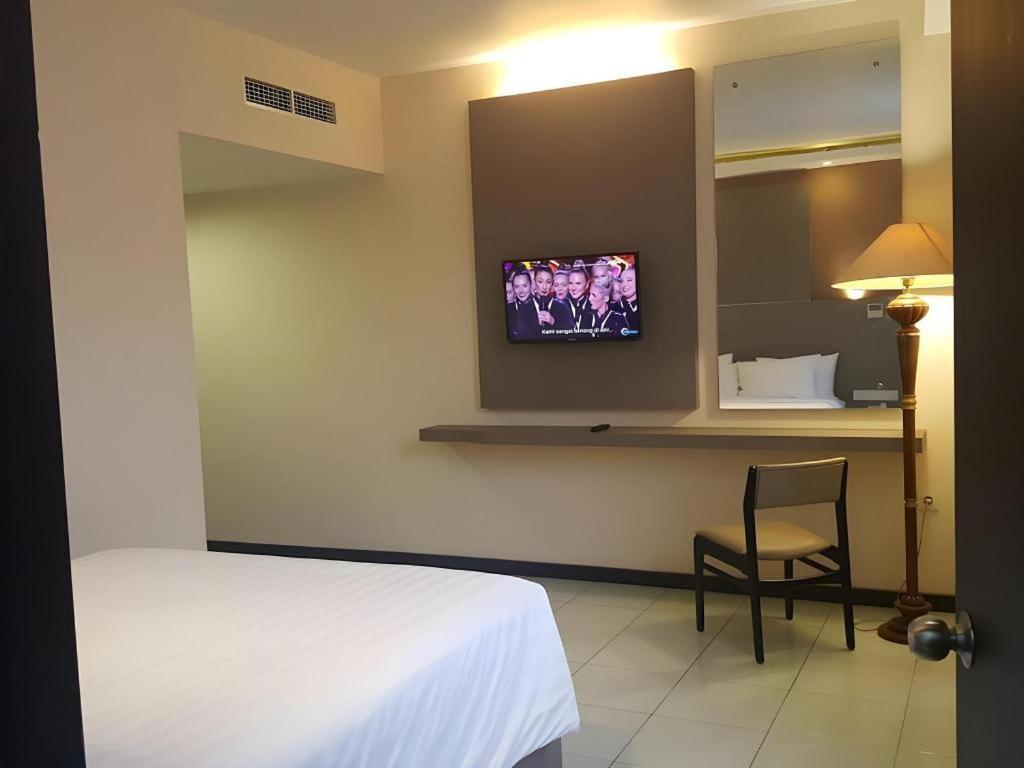 Kharisma Hotel Madiun Luaran gambar