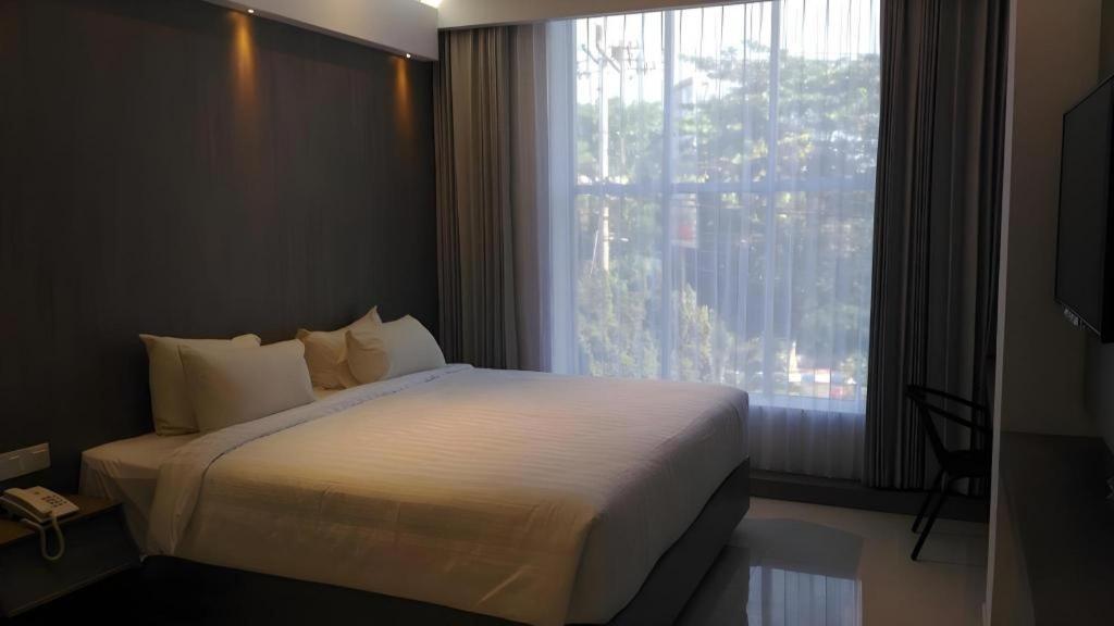 Kharisma Hotel Madiun Luaran gambar