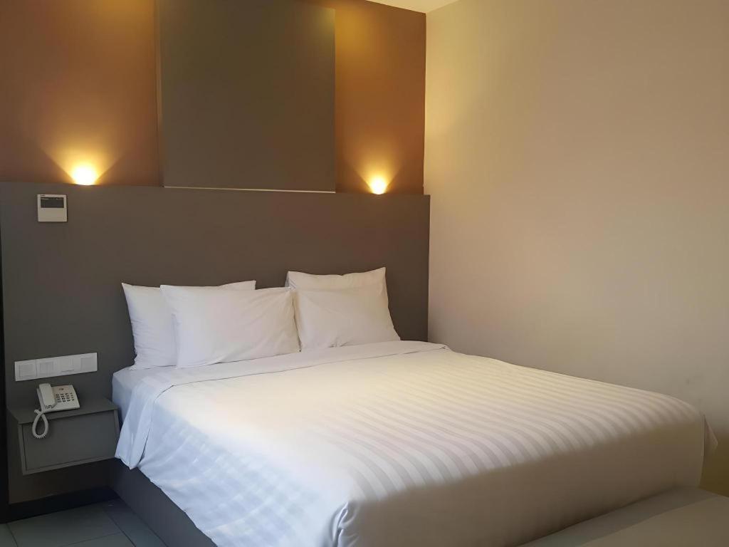 Kharisma Hotel Madiun Luaran gambar