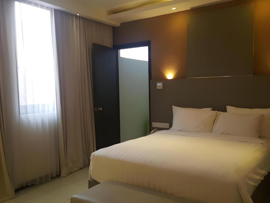Kharisma Hotel Madiun Luaran gambar