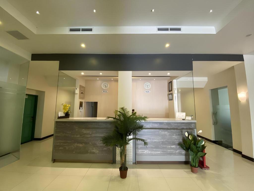 Kharisma Hotel Madiun Luaran gambar